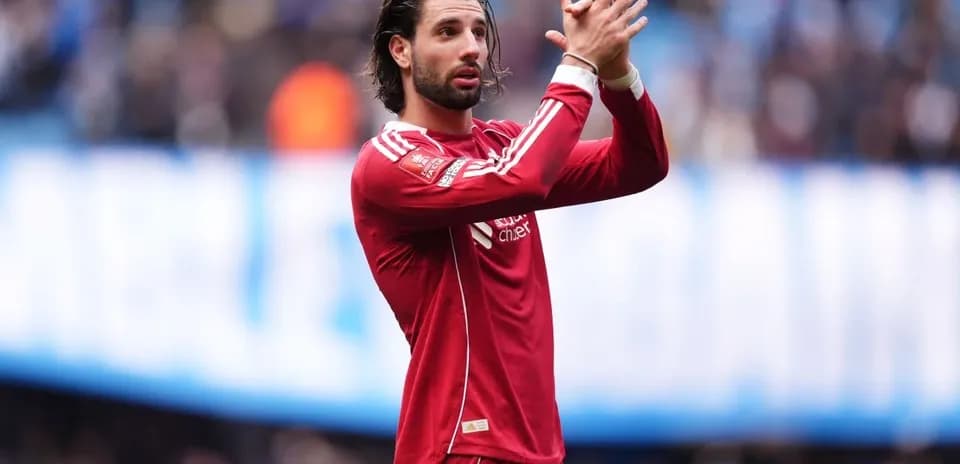 Jugador aplaudiendo a la afición en el estadio