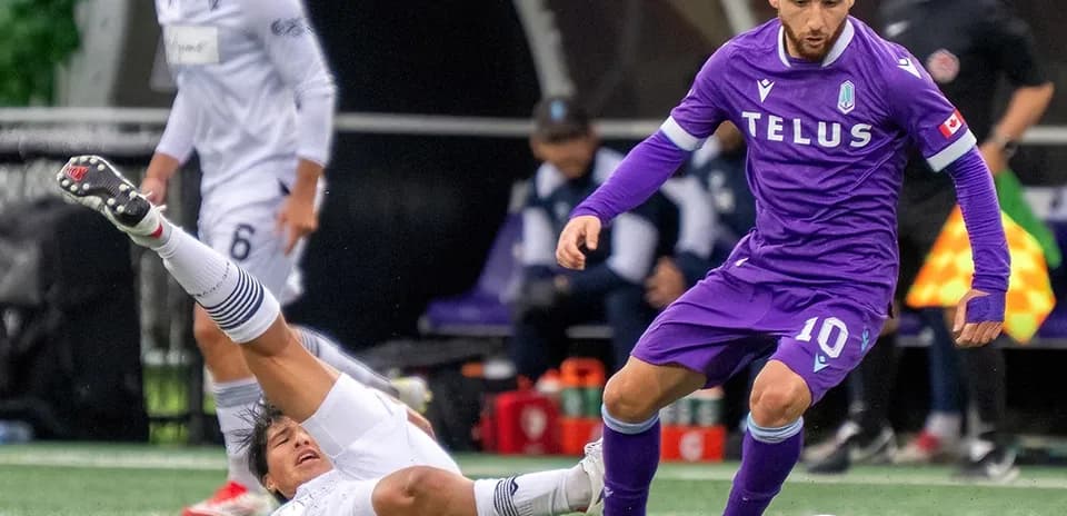 Jugador de Vancouver FC driblando a un oponente