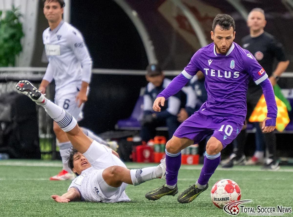 Jugador de Vancouver FC driblando a un oponente