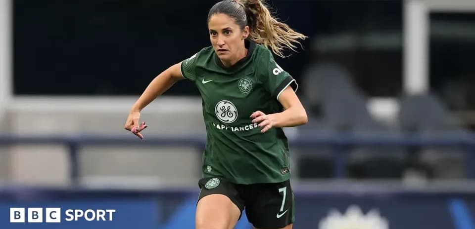 Jugadora corriendo en uniforme verde de Celtic