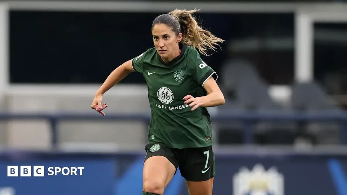 Jugadora corriendo en uniforme verde de Celtic