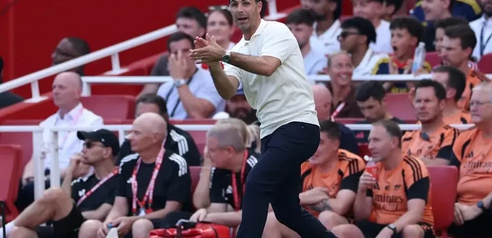 Entrenador dirigiendo al equipo desde la banda