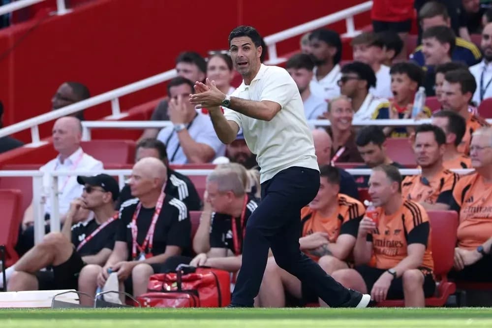 Entrenador dirigiendo al equipo desde la banda