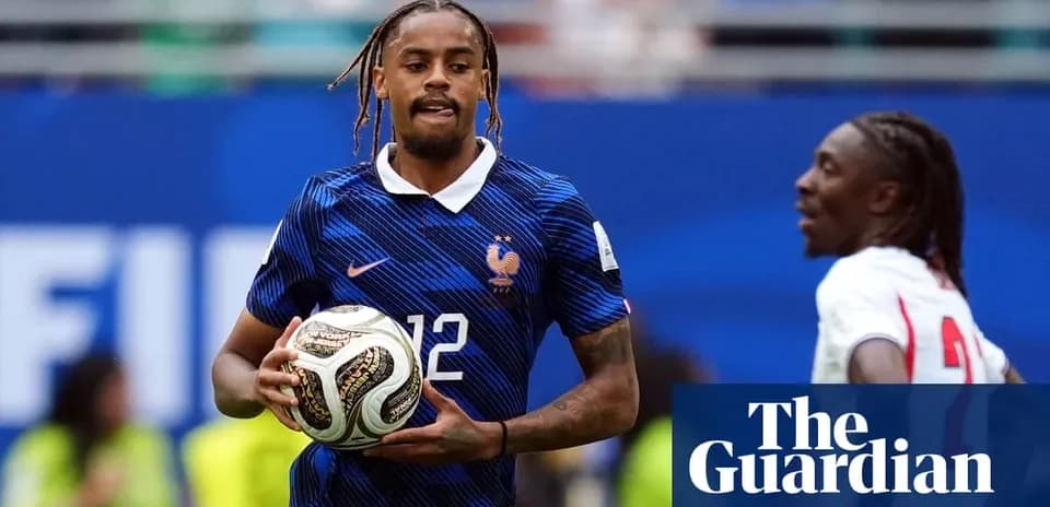Jugador francés sosteniendo el balón durante el partido
