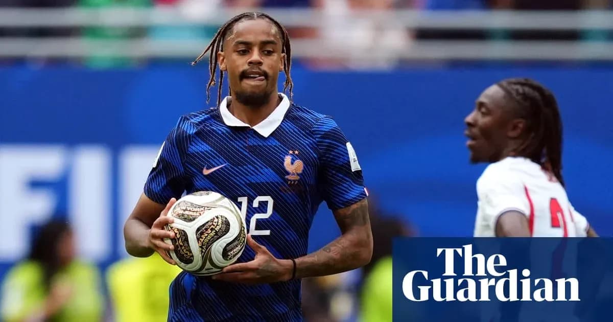 Jugador francés sosteniendo el balón durante el partido
