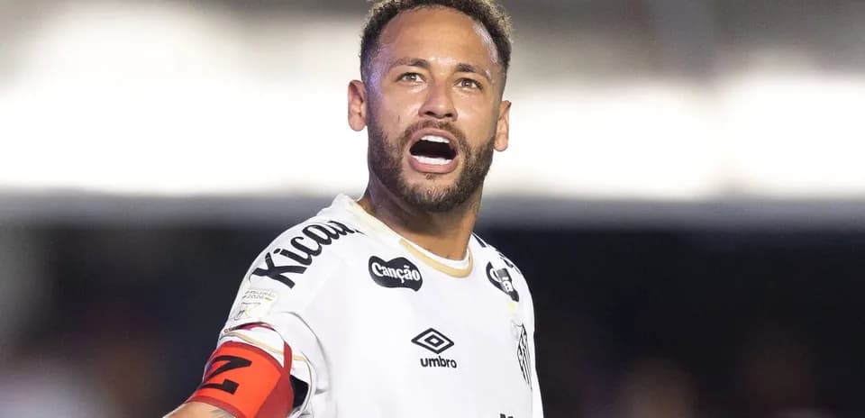 Jugador en uniforme de fútbol gritando en el campo
