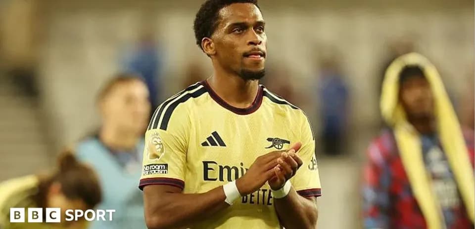 Jugador aplaudiendo tras el partido en estadio
