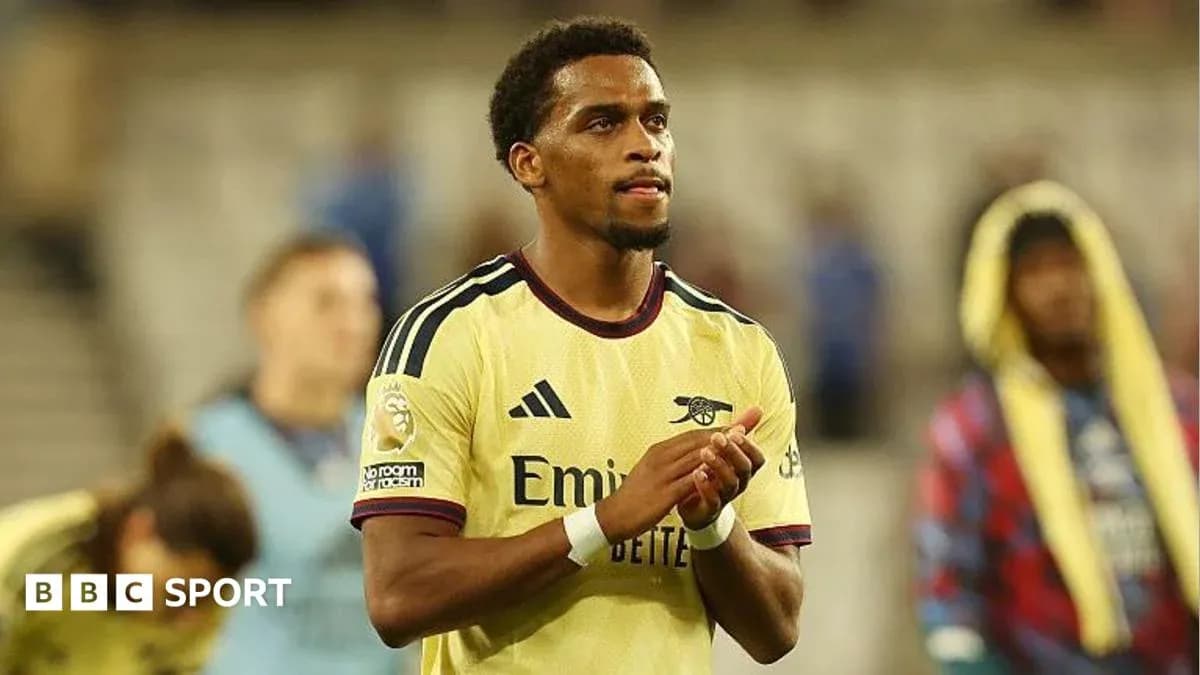 Jugador aplaudiendo tras el partido en estadio