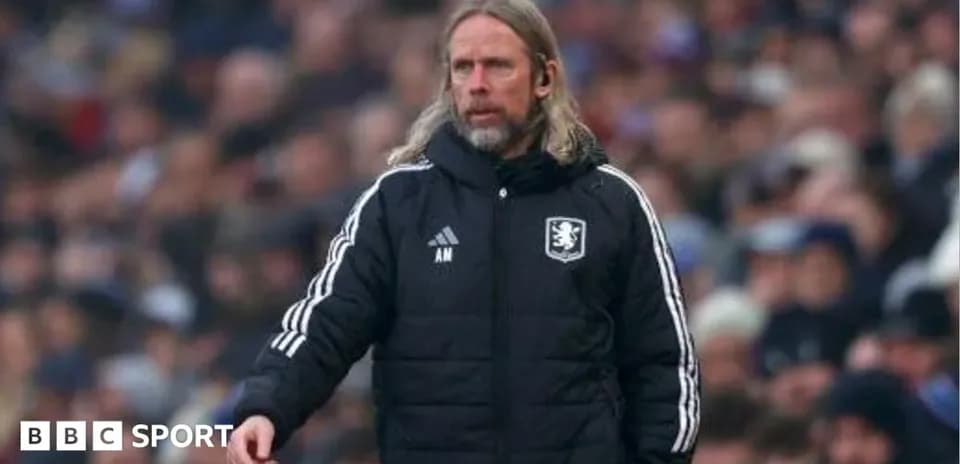 Entrenador en el banquillo durante un partido