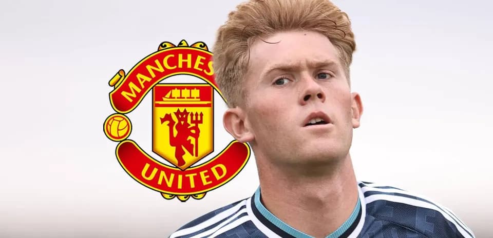 Jugador de Manchester United con uniforme en el campo