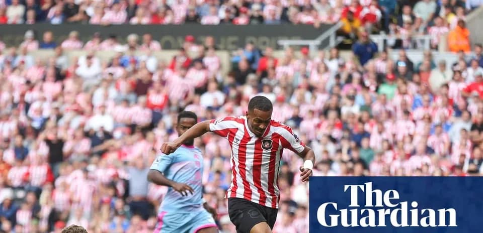 Jugador de Sunderland corriendo con el balón en el campo