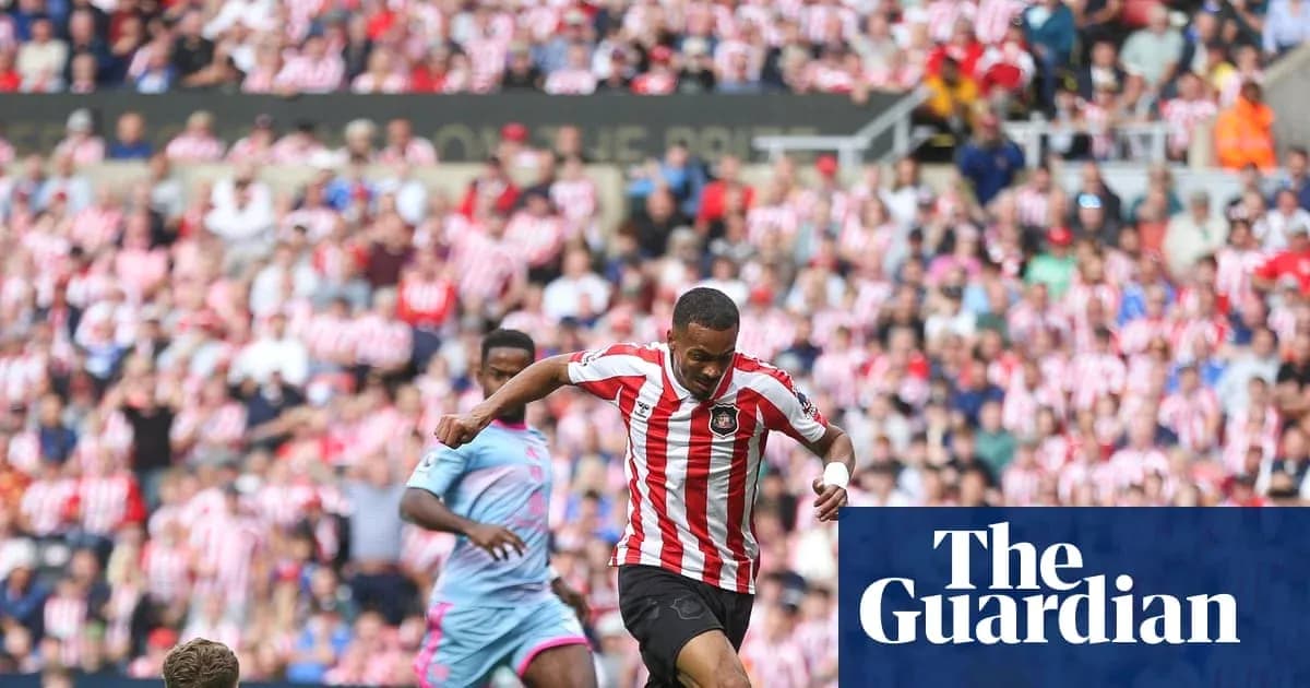 Jugador de Sunderland corriendo con el balón en el campo