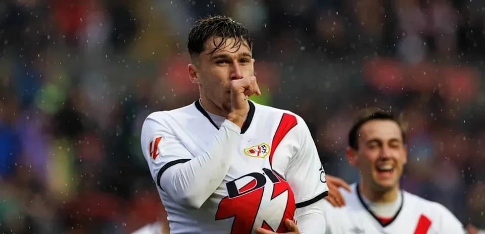 Jugador de Rayo Vallecano celebrando un gol en el campo