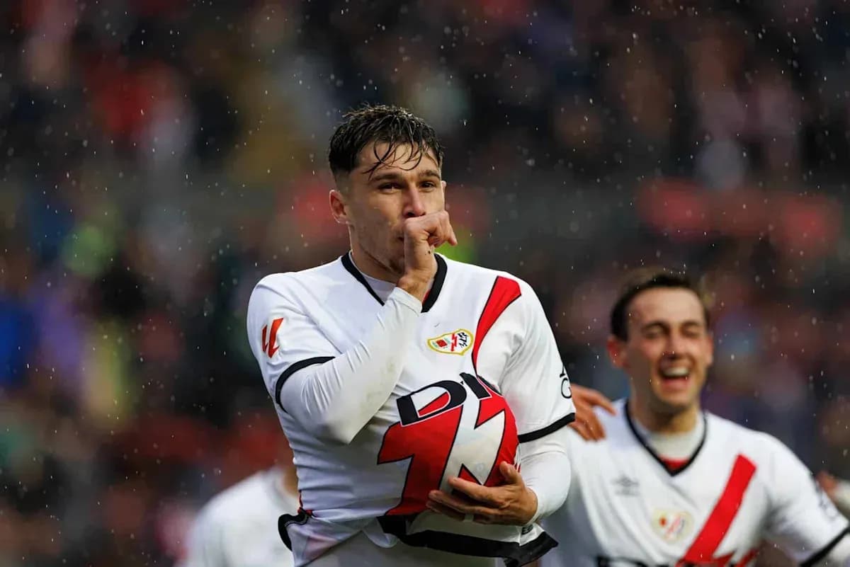 Jugador de Rayo Vallecano celebrando un gol en el campo