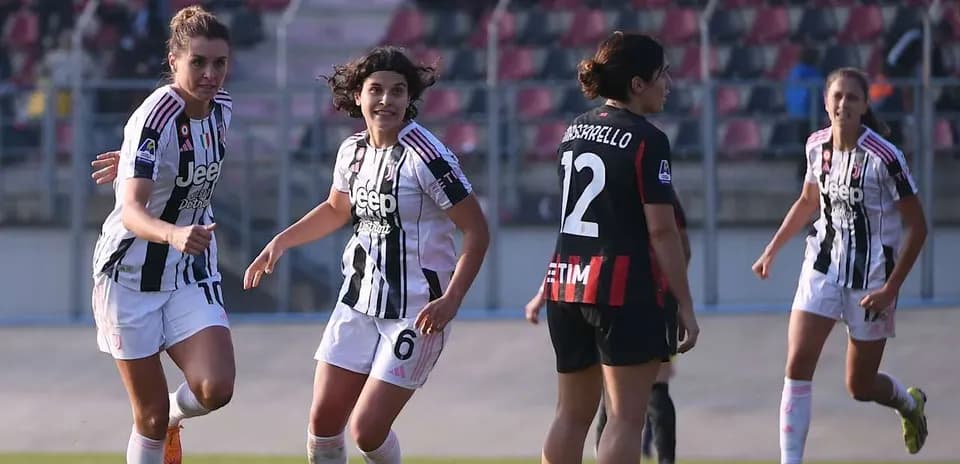 Jugadoras de Juventus celebrando un gol