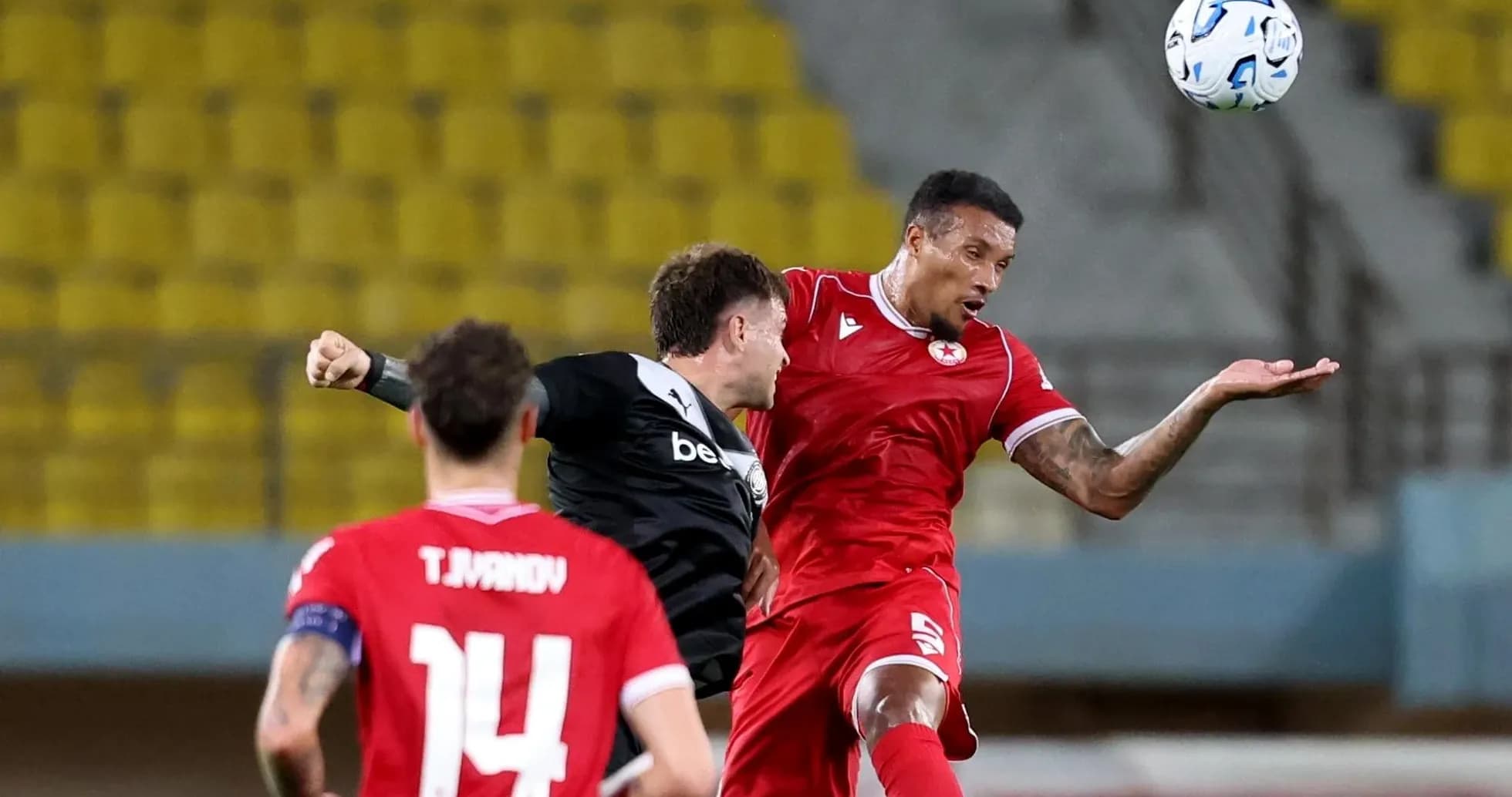 Jugadores de CSKA Sofia en acción durante el partido