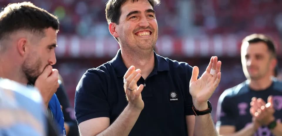Entrenador aplaudiendo en el campo de juego