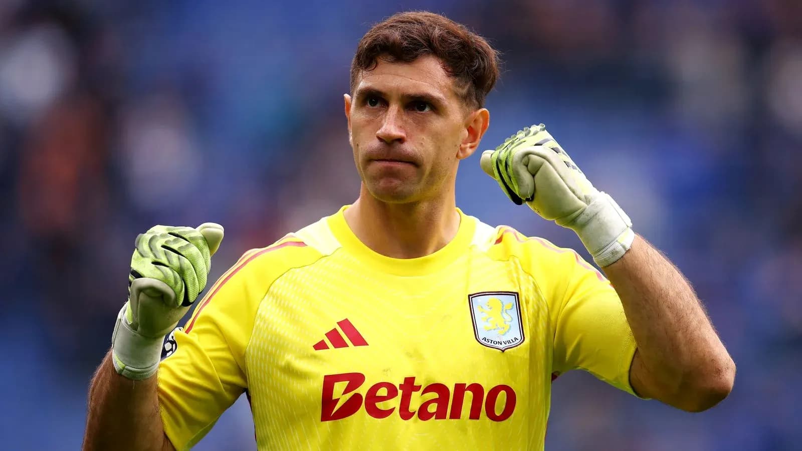 Portero de Aston Villa celebrando con los puños cerrados