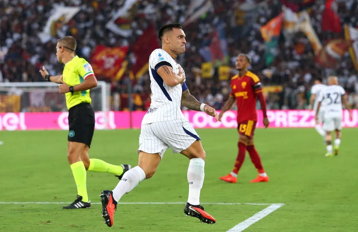 Lautaro Martínez celebrando un gol en el partido