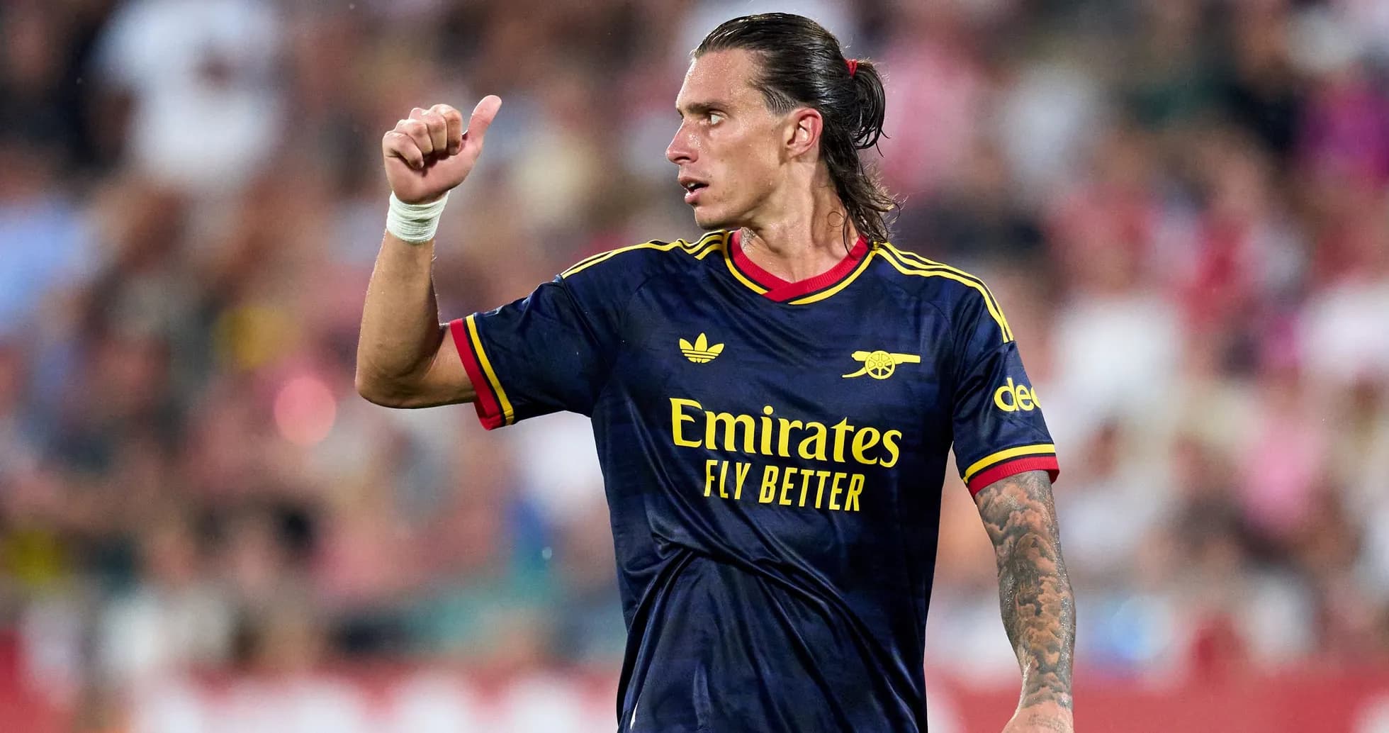 Jugador de Arsenal señalando con pulgar hacia arriba