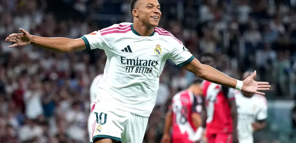 Jugador celebrando un gol con los brazos extendidos