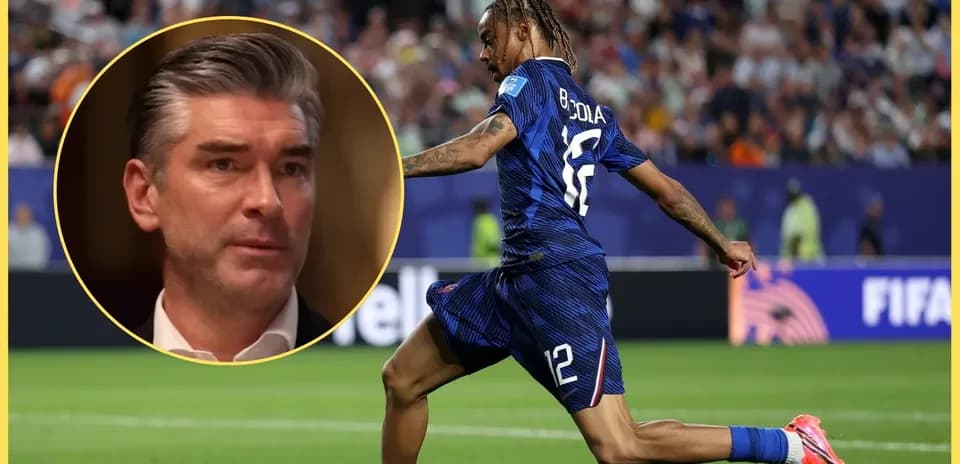 Jugador corriendo con el balón durante un partido