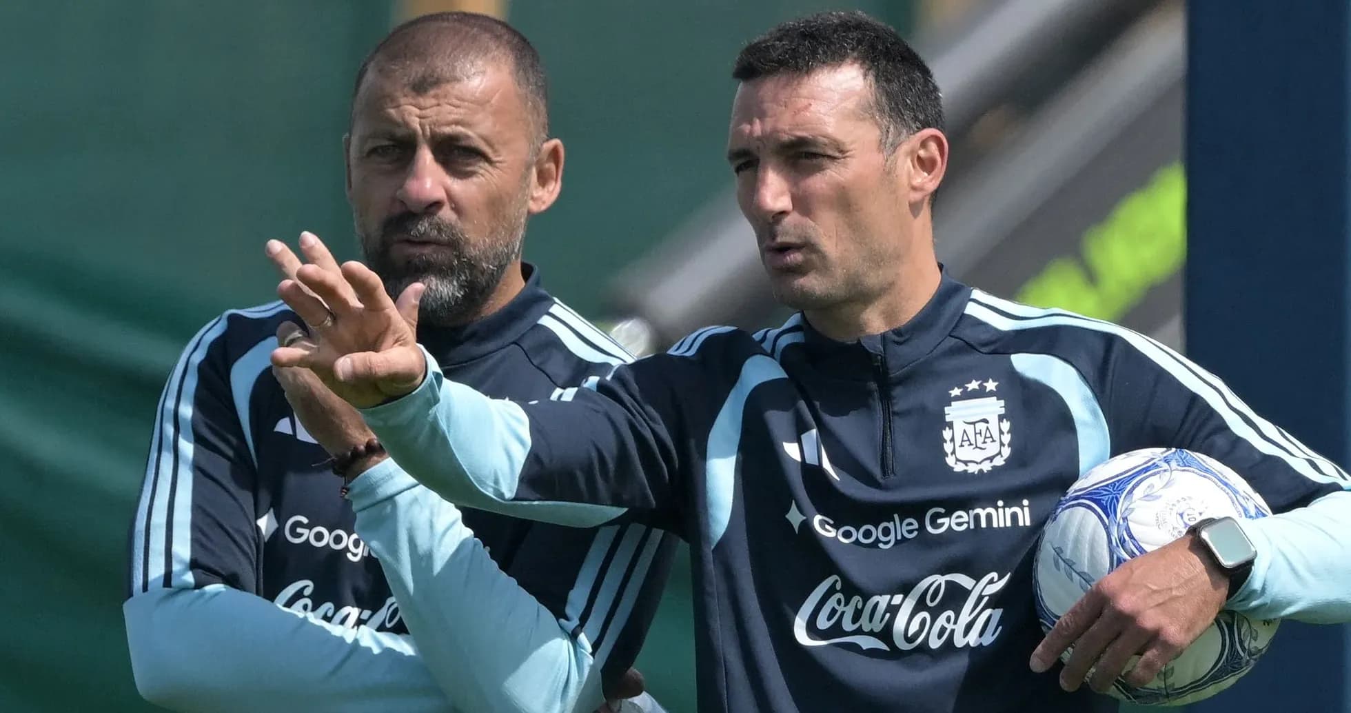 Entrenadores discutiendo tácticas durante una sesión de entrenamiento