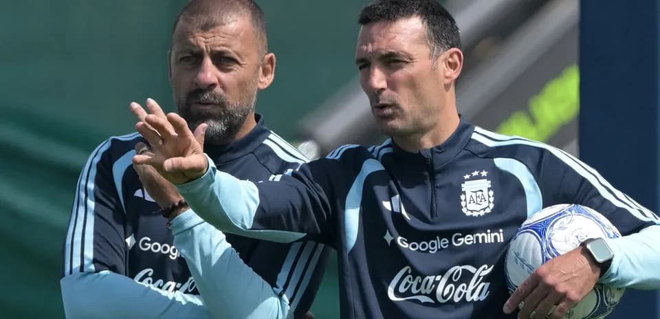 Entrenadores discutiendo tácticas durante una sesión de entrenamiento