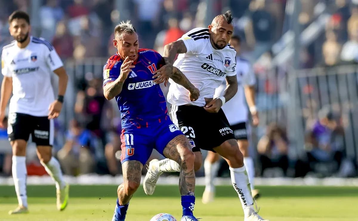 Jugadores de Universidad de Chile y Colo Colo en acción