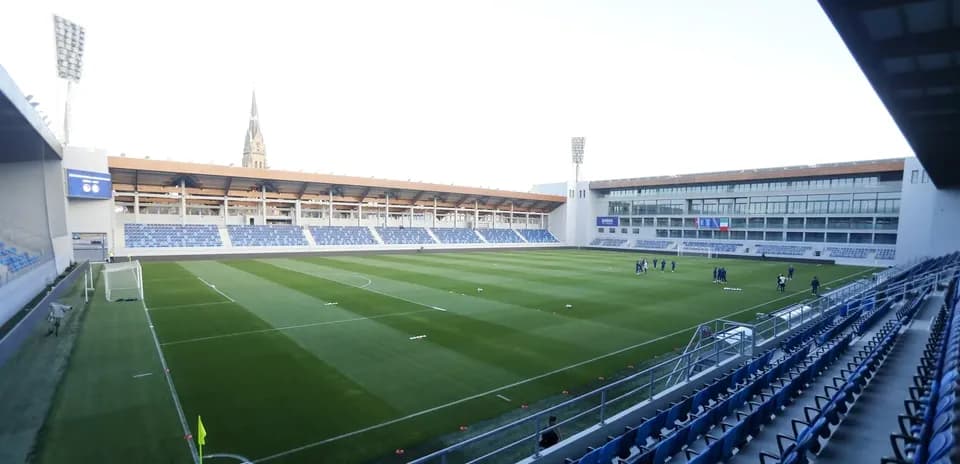 Vista del estadio con campo y gradas vacías