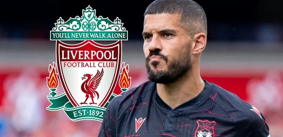 Jugador de fútbol con escudo de Liverpool de fondo