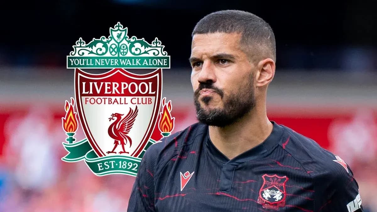 Jugador de fútbol con escudo de Liverpool de fondo