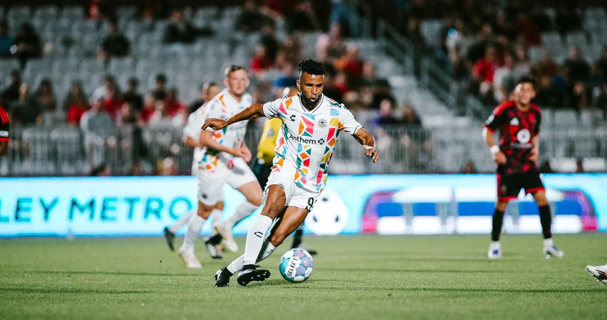 Jugador de Phoenix Rising en acción durante el partido