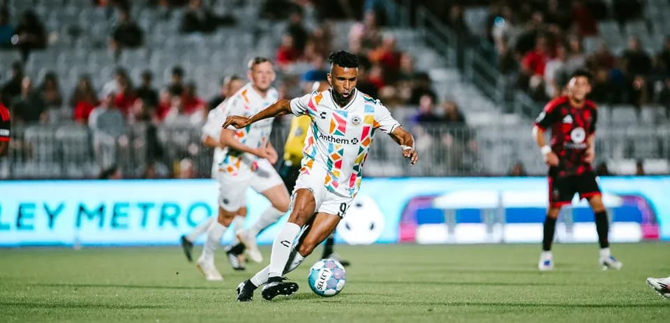Jugador de Phoenix Rising en acción durante el partido