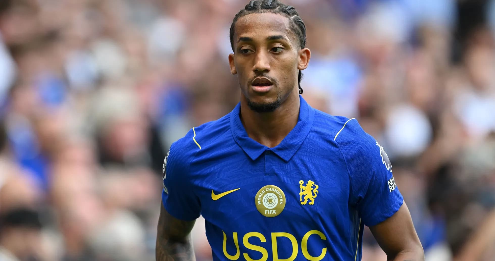 Jugador de Chelsea caminando en el campo
