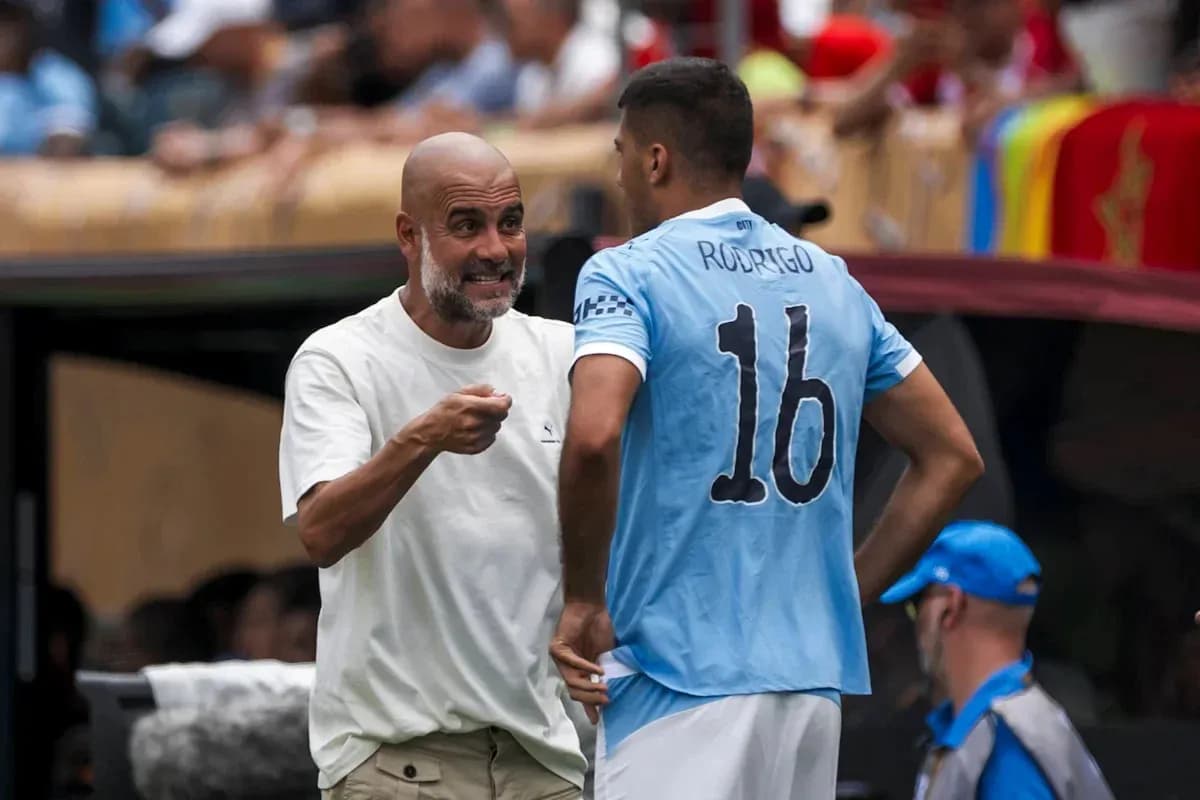Entrenador dando instrucciones a jugador en el banquillo