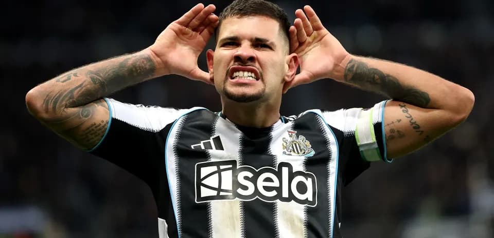 Jugador de Newcastle celebrando con gesto de triunfo
