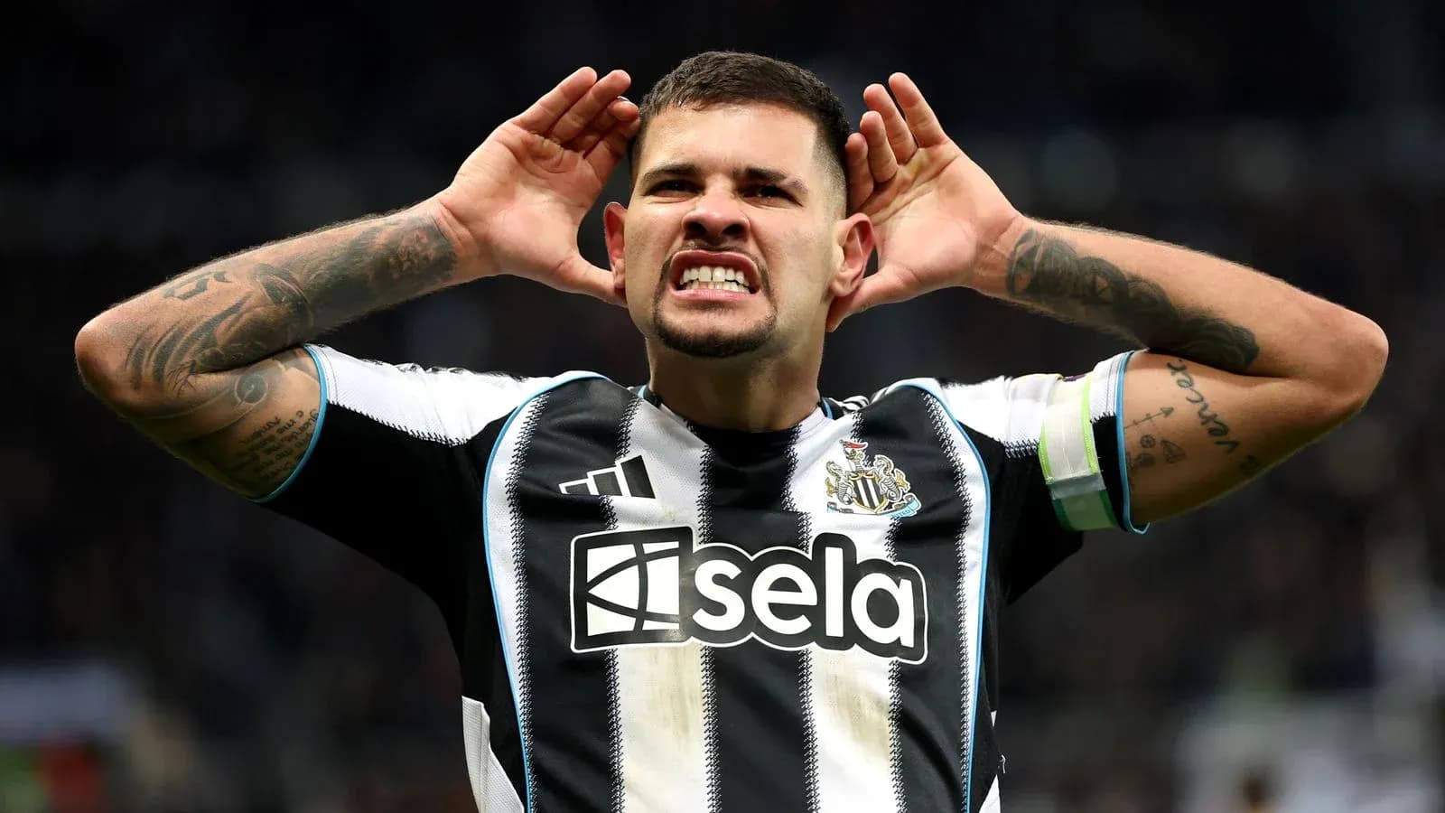 Jugador de Newcastle celebrando con gesto de triunfo