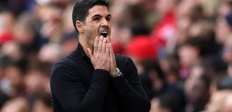Entrenador gesticulando en el banquillo durante partido