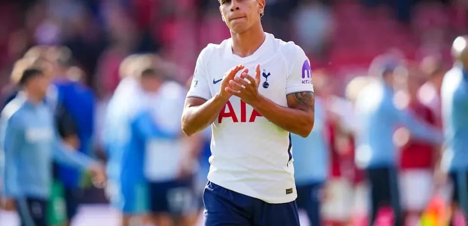 Jugador de Tottenham aplaudiendo tras el partido