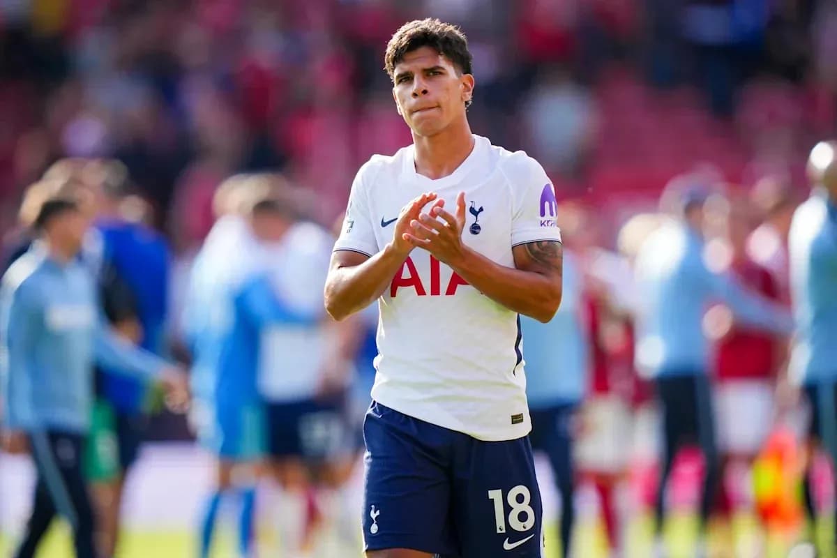 Jugador de Tottenham aplaudiendo tras el partido