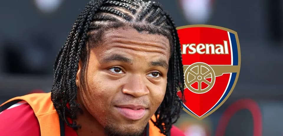 Jugador de Arsenal con trenzas sentado en el banco