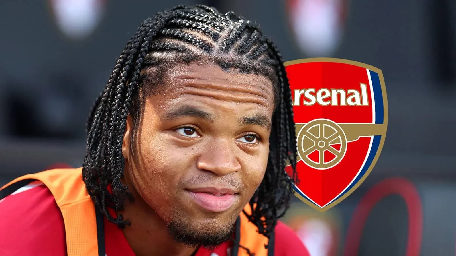 Jugador de Arsenal con trenzas sentado en el banco