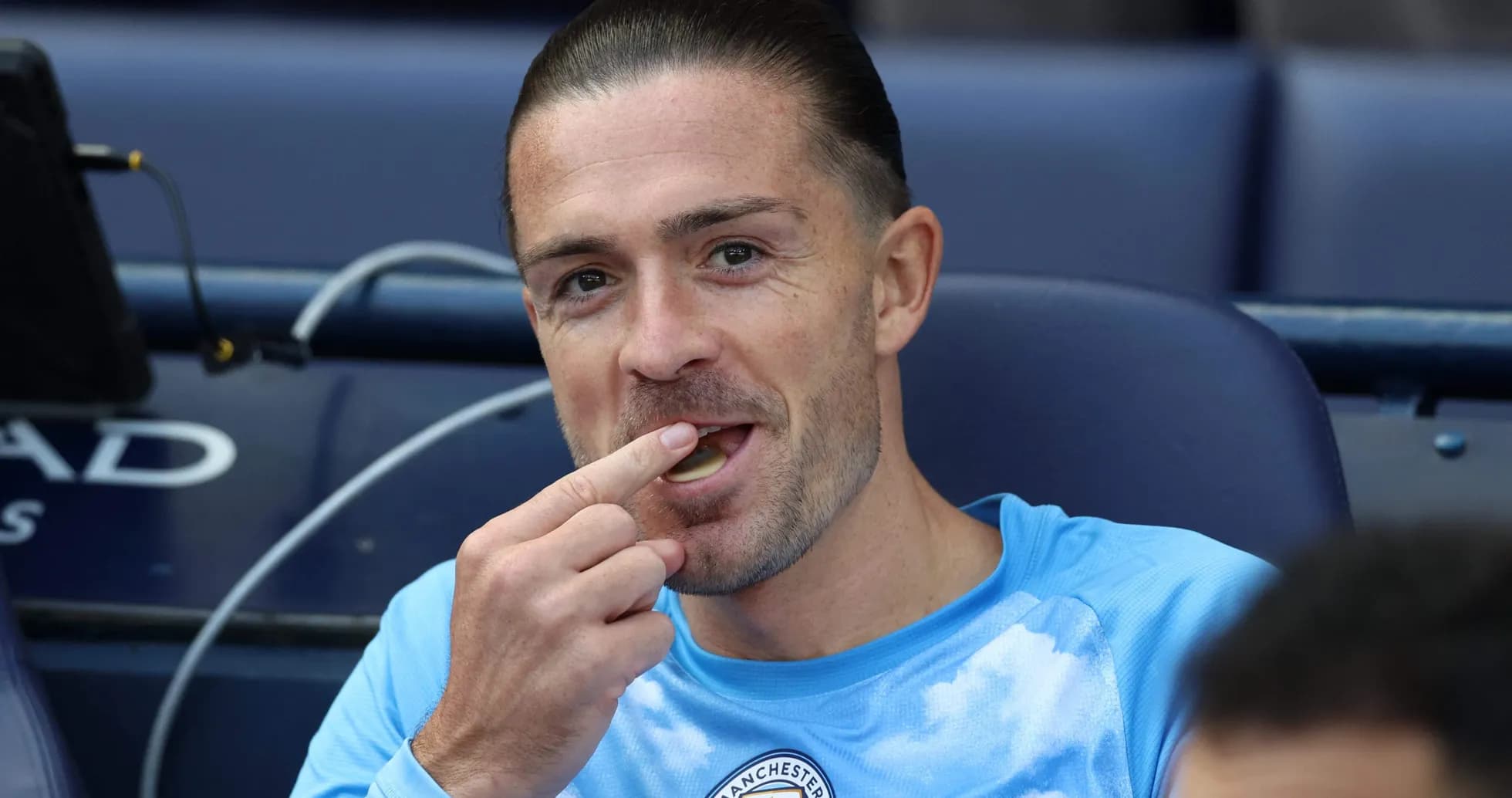 Jugador en el banquillo comiendo durante el partido