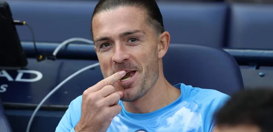 Jugador en el banquillo comiendo durante el partido