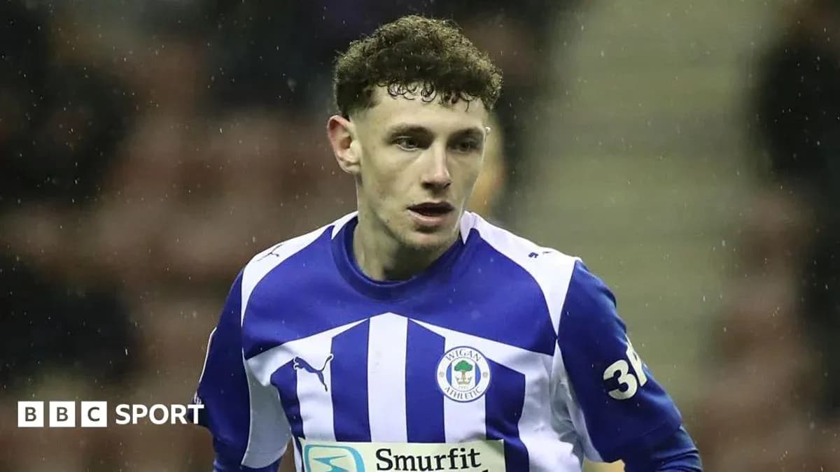 Jugador de Wigan Athletic en acción durante partido