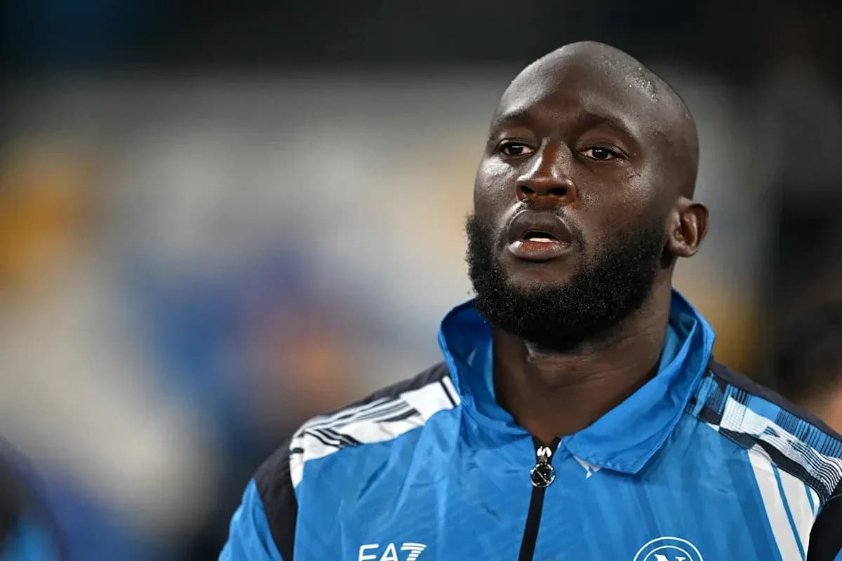 Jugador de Napoli en uniforme durante calentamiento