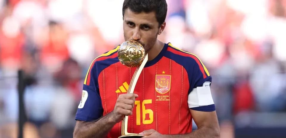Jugador de España besando el trofeo de campeón
