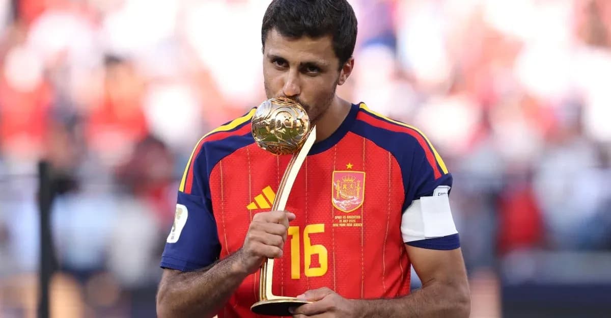 Jugador de España besando el trofeo de campeón