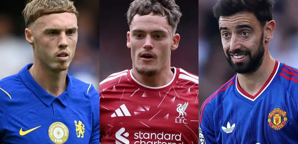Tres jugadores de fútbol en camisetas de clubes